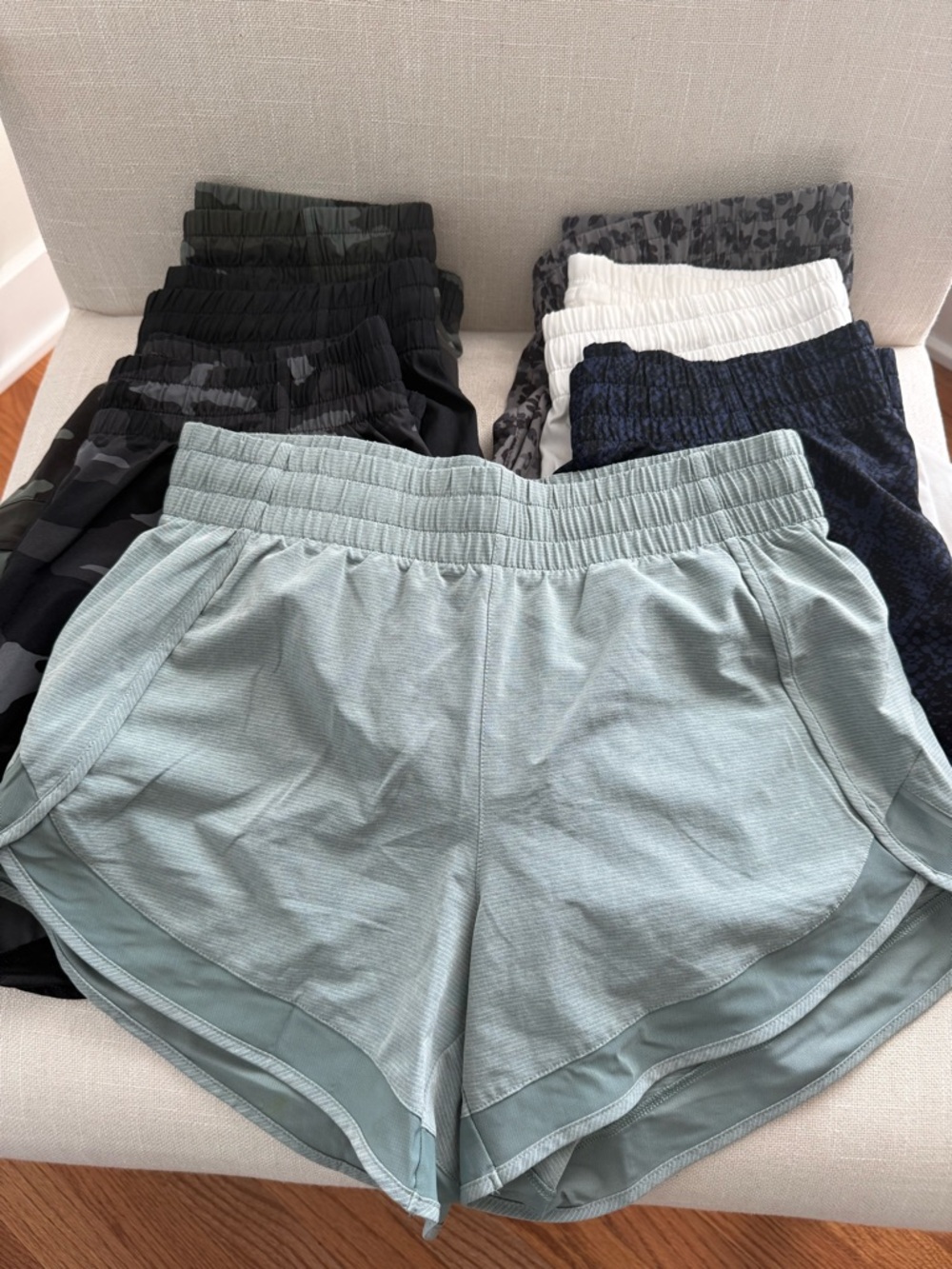 7 Pairs of Athleta Mesh Racer Run Mid Rise 4” Short Bundle - Picture 2 of 4